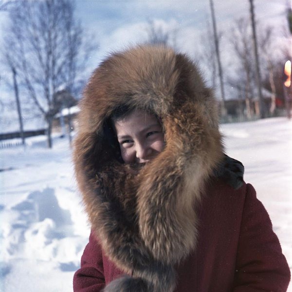 Катя Сенибабнова, февраль 1968, Сахалинская обл., пгт. Ноглики. Видео «Зима», выставка «Сезон шапок» с этой фотографией.