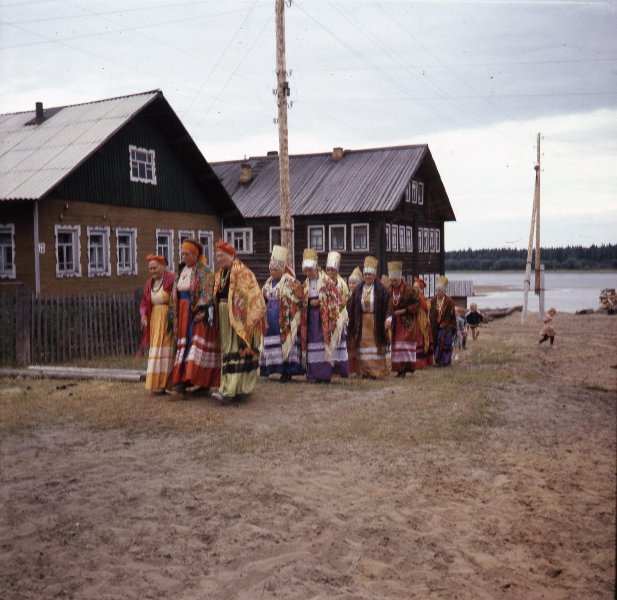 Фольклорный ансамбль на улице села, 1990 год, Архангельская обл., с. Койнас