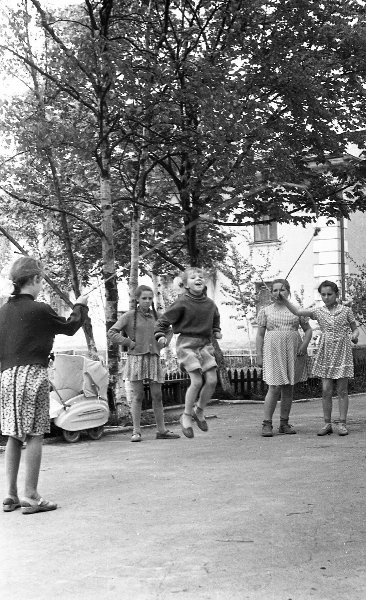 Девочки со скакалкой, 1960-е, Сахалин о., г. Южно-Сахалинск. Выставка «Сахалинское детство Юрия Садовникова» с этой фотографией.&nbsp;