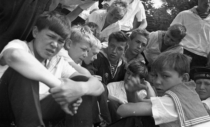 Моряки в гостях у пионеров, 1965 год, Сахалинская обл.. Выставка «Сахалинское детство Юрия Садовникова» с этой фотографией.