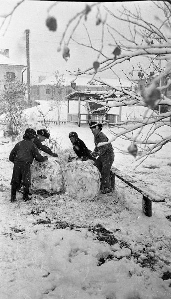 Дети лепят снеговика, 1960 - 1961, Сахалин о., г. Южно-Сахалинск. Выставка «Снеговик, снеговик, жить на холоде привык» с этой фотографией.