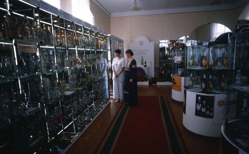 В музее «Русская водка», 1999 год, г. Углич