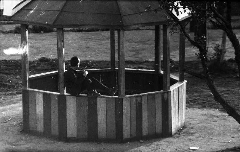 Во дворе, 1960-е, Сахалин о., г. Южно-Сахалинск. Выставка «На краю земли: остров Сахалин» с этой фотографией.