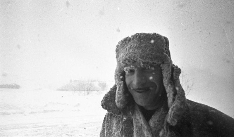 Метель в городе, 1968 год, Сахалин о., г. Южно-Сахалинск. Выставки&nbsp;«Метелица моя» и «А снег идет, а снег идет, и все вокруг чего-то ждет…» с этой фотографией.