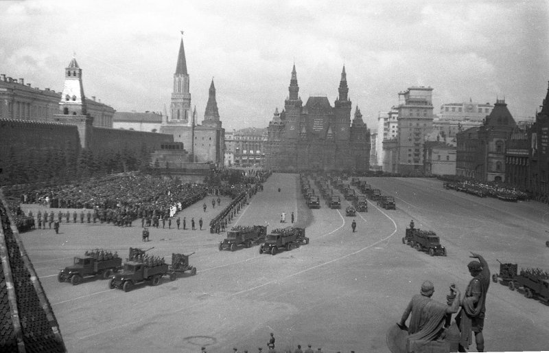 Военный парад на Красной площади, 1 мая 1949, г. Москва. Видео «Гражданину Минину и князю Пожарскому благодарная Россия» с этой фотографией.