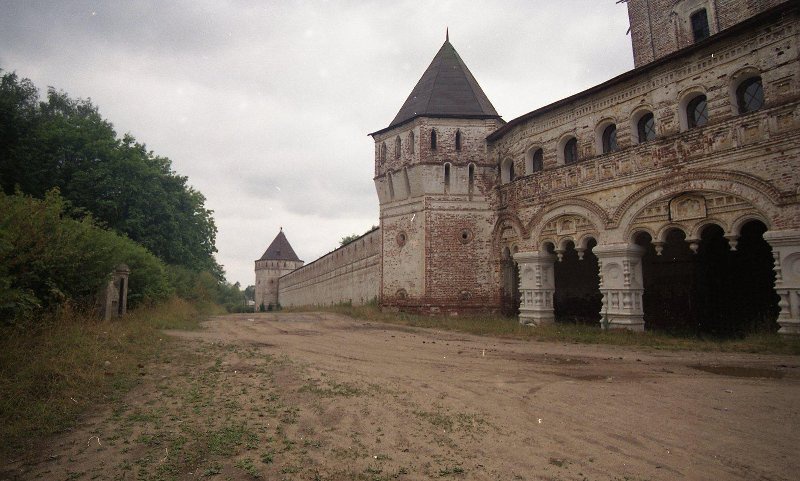 Ростовский Борисоглебский монастырь, 1999 год, Ярославская обл., пос. Борисоглебский. Южные ворота монастыря с надвратной церковью Сергия Радонежского.