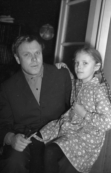 Владимир Солоухин с дочкой, 1964 год