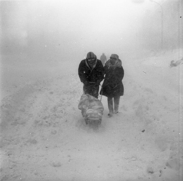 Снежные заносы в городе, 1968 год, Сахалин о., г. Южно-Сахалинск. Выставка «Метелица моя» с этой фотографией.