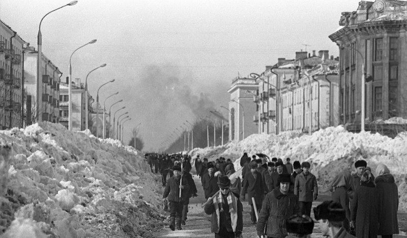 Снежные заносы в городе, 1968 год, Сахалин о., г. Южно-Сахалинск. Выставка «На краю земли: остров Сахалин» с этой фотографией.