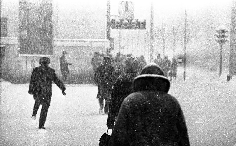 Снег в городе, 1962 - 1968, Сахалин о., г. Южно-Сахалинск (?). Выставки&nbsp;«Метелица моя»&nbsp;и «А снег идет, а снег идет, и все вокруг чего-то ждет…» с этой фотографией.