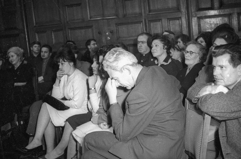 В клубе журнала «Юность», 1965 год, г. Москва. В первом ряду – Белла Ахмадулина.