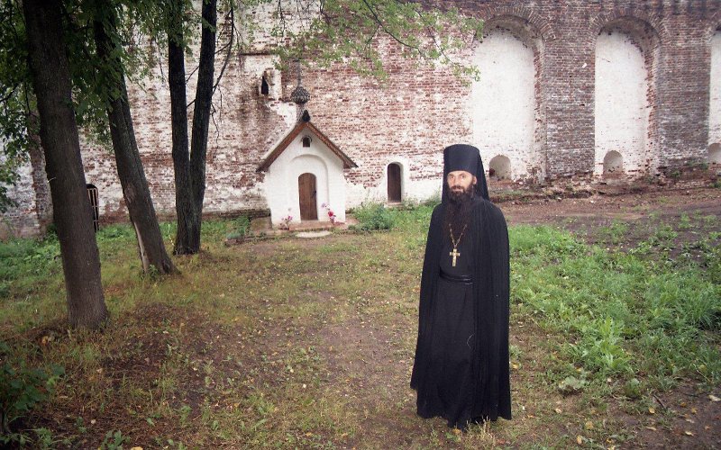 Ростовский Борисоглебский монастырь. Монах, 1999 год, Ярославская обл., пос. Борисоглебский