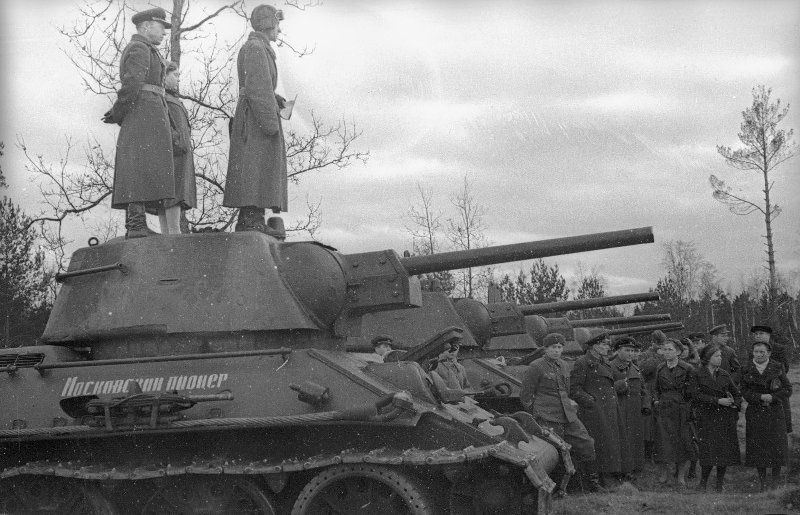 Передача танковой колонны «Московский пионер» фронту, 9 ноября 1942