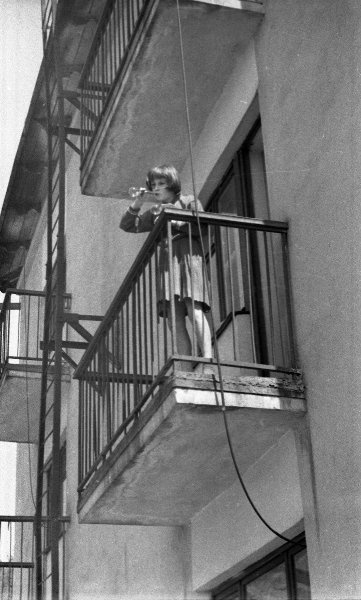Девочка на балконе, 1960-е, Сахалин о., г. Южно-Сахалинск. Выставка «Балконная жизнь» с этой фотографией.