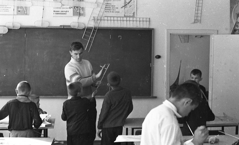 Фото "Дворец пионеров. Занятия в авиамодельном кружке", 1967 год ...