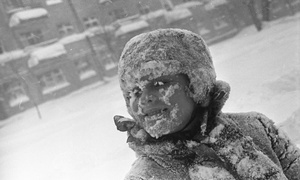 «Снежки, снежки», 1969 - 1970, Сахалин о., г. Южно-Сахалинск. Выставка «Игра в снежки» с этой фотографией.