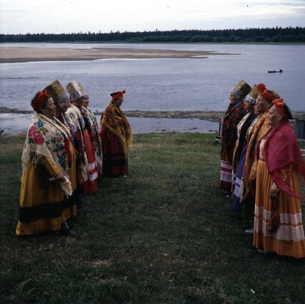 Фольклорный ансамбль на берегу реки, 1990 год, Архангельская обл., с. Койнас