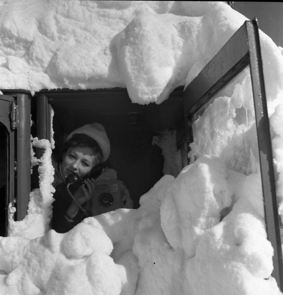 Снежные заносы в городе, 1968 год, о. Сахалин, г. Южно-Сахалинск. Выставка «Кидай монетку» с этой фотографией.