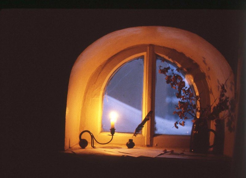 Музейный интерьер. Окно, 1990 - 1993, Псковская обл., Пушкиногорский р-н. Выставка «Свеча горела...» с этой фотографией.