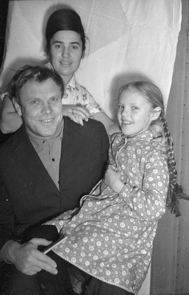 Владимир Солоухин с дочкой и женой, 1964 год
