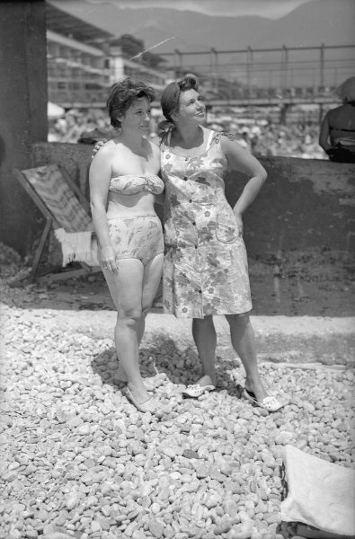 Две женщины на пляже, 1961 - 1969