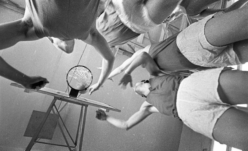 Баскетбольная команда Сахалинского мореходного училища, 1969 год, г. Невельск. Выставка «Стук мяча и скрип кроссовок» с этой фотографией.