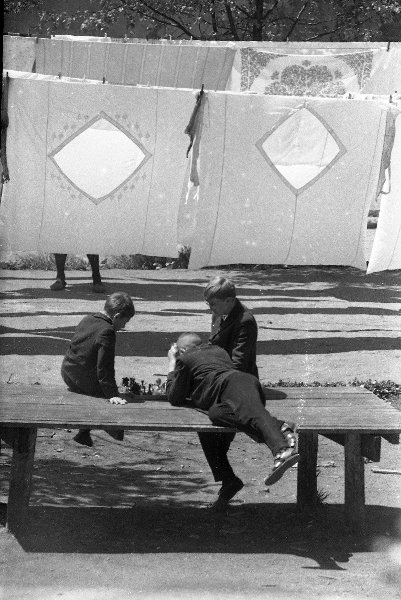 Во дворе, 1960-е, Сахалин о., г. Южно-Сахалинск. Выставка «Сахалинское детство Юрия Садовникова» с этой фотографией.&nbsp;