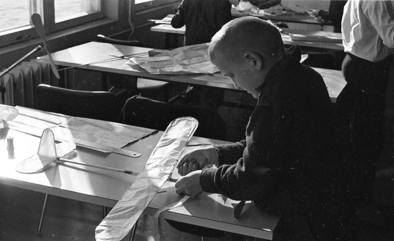 Дворец пионеров. Занятия в авиамодельном кружке, 1967 год, Сахалин о., г. Южно-Сахалинск