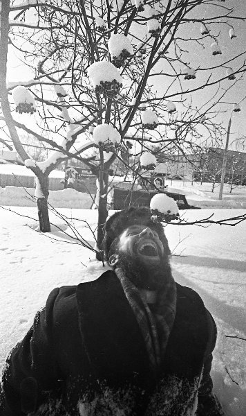 Снежные заносы в городе. Мужчина около дерева, 1968 год, Сахалин о., г. Южно-Сахалинск. Выставка «На краю земли: остров Сахалин» с этой фотографией.