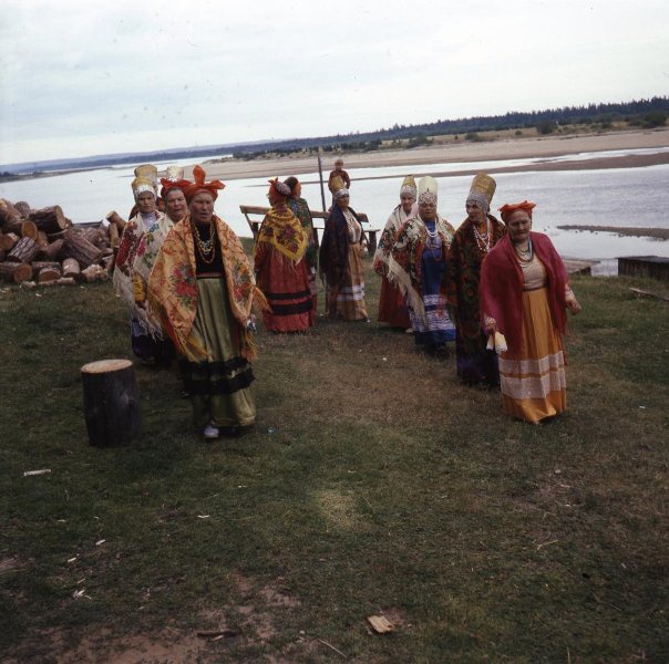 Фольклорный ансамбль на берегу реки, 1990 год, Архангельская обл., с. Койнас