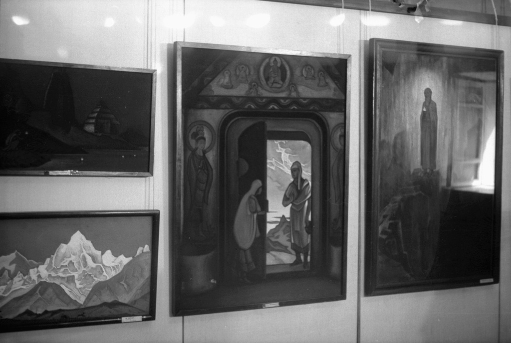Картины художника Николая Константиновича Рериха в музее искусства народов Востока, июнь 1981, г. Москва