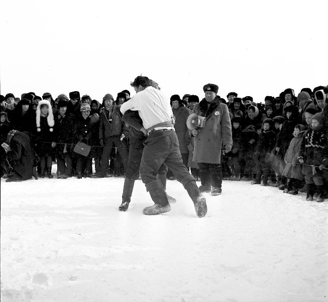 Праздник. Борьба, февраль 1968, Сахалинская обл., пгт. Ноглики. Выставка «Поединок с холодной головой» с этой фотографией.