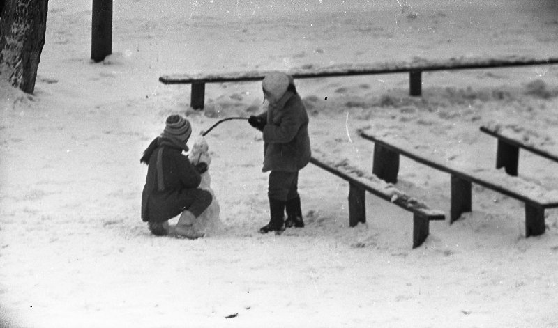 Девочки во дворе, 1960-е, Сахалин о., г. Южно-Сахалинск. Выставка «Снеговик, снеговик, жить на холоде привык» с этой фотографией.
