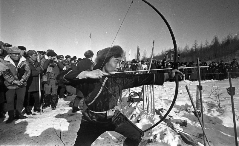 Праздник. Соревнования по стрельбе из лука, 1968 год, Сахалинская обл., пгт. Ноглики. Выставка «Лук и стрелы» с этим снимком.&nbsp;