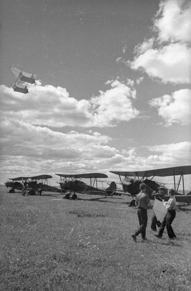 Юные авиамоделисты на Тушинском аэродроме, 1938 год, Московская обл., г. Тушино. В августе 1960 года Тушино вошло в состав Москвы.