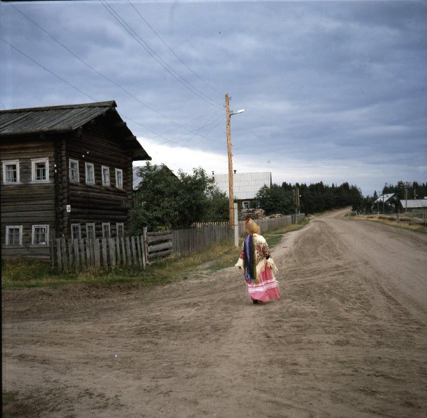 Женщина в народном костюме на улице села, 1990 год, Архангельская обл., с. Койнас
