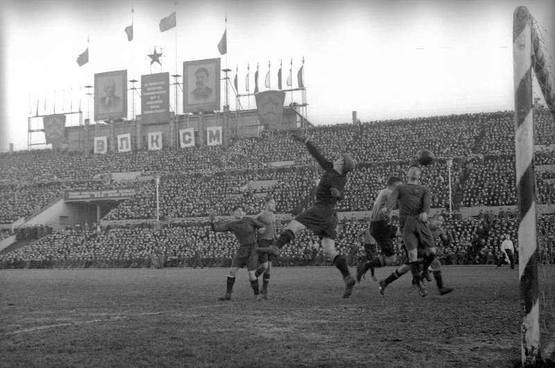 Стадион «Динамо». Футбольный матч, 1948 год, г. Москва. Выставка «Все на матч!» с этой фотографией.
