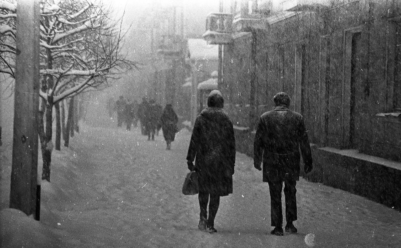 Метель в городе, 1962 - 1968, Сахалин о., г. Южно-Сахалинск. Выставки&nbsp;«Метелица моя»&nbsp;и&nbsp;«А снег идет, а снег идет, и все вокруг чего-то ждет…» с этой фотографией.