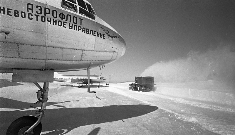 Снежные заносы в городе. Аэродром, 1968 год, Сахалин о., г. Южно-Сахалинск. Выставка «На краю земли: остров Сахалин» с этой фотографией.