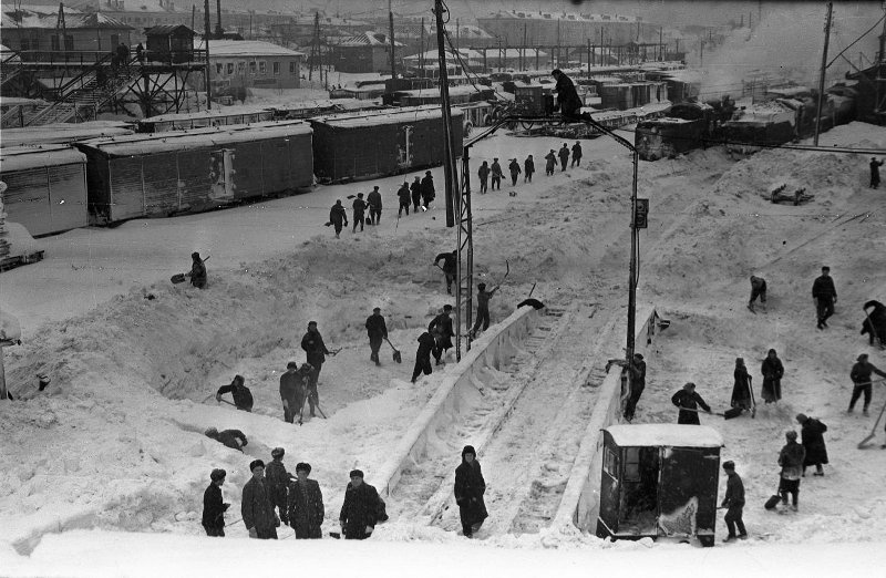 «Снегоборьба», 1962 год, Сахалин о., г. Южно-Сахалинск. Выставка «Такого снегопада...» с этой фотографией.&nbsp;