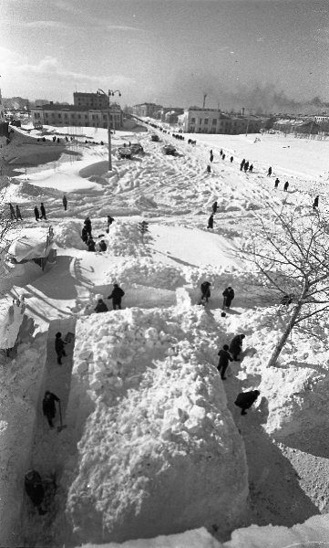 Снежные заносы в городе, 1968 год, Сахалин о., г. Южно-Сахалинск. Выставка «Такого снегопада...» с этой фотографией.&nbsp;