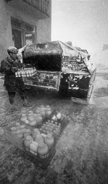 Метель в городе, 1968 год, Сахалин о., г. Южно-Сахалинск. Выставки&nbsp;«Пейте, дети, молоко – будете здоровы!» и «А снег идет, а снег идет, и все вокруг чего-то ждет…» с этой фотографией.