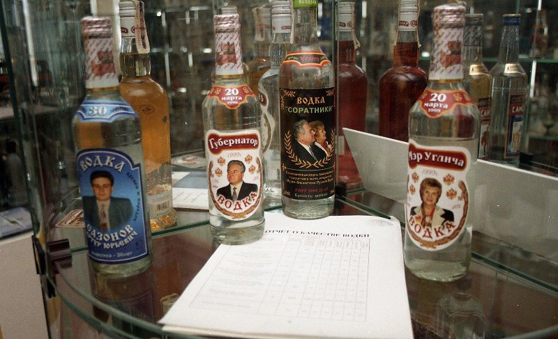 В музее «Русская водка», 1999 год, г. Углич. Выставка «In vino / pivo / vodka veritas...» с этой фотографией.&nbsp;
