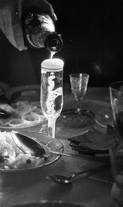 Сервировка стола, 1960-е, о. Сахалин, г. Южно-Сахалинск. Выставка «Советское шампанское» с этой фотографией.