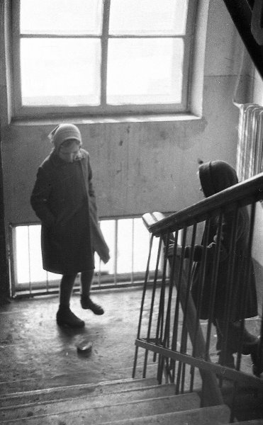 Девочки играют в классики в подъезде, 1960-е, Сахалин о., г. Южно-Сахалинск. Выставка «Сахалинское детство Юрия Садовникова» с этой фотографией.&nbsp;
