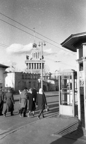В районе метро «ВДНХ», 1961 год, г. Москва. Выставка «Кидай монетку» с этой фотографией.