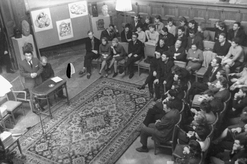 Заседание клуба журнала «Юность», 1965 год, г. Москва. Выступает Борис Полевой.