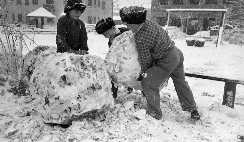 Дети лепят снеговика, 1960 - 1961, Сахалин о., г. Южно-Сахалинск. Выставки:&nbsp;«Снеговик, снеговик, жить на холоде привык», «Друзья двадцатого столетия» с этим снимком.