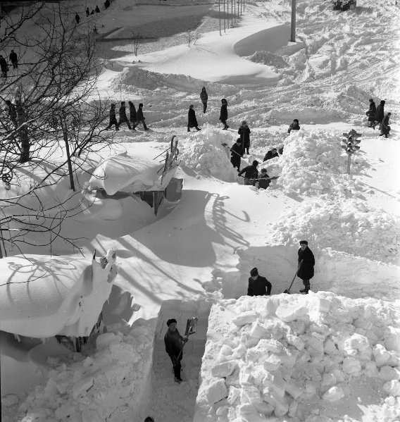 Снежные заносы в городе, 1968 год, Сахалин о., г. Южно-Сахалинск. Выставка «На краю земли: остров Сахалин» с этой фотографией.