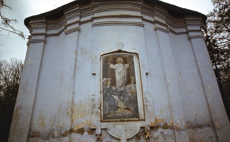 Стена церкви с иконой, 1990 - 1995, Тверская обл.